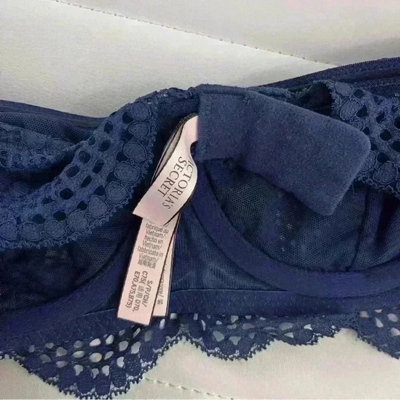 Victoria’s Secret navy lace strapless bra - Picture 3 of 3